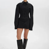 Hvid minikjole med lange ærmer og tætsiddende talje