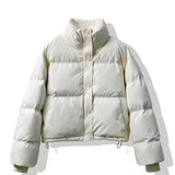 Kort dameduftjakke, lynlås og trykknapper foran, opretstående krave