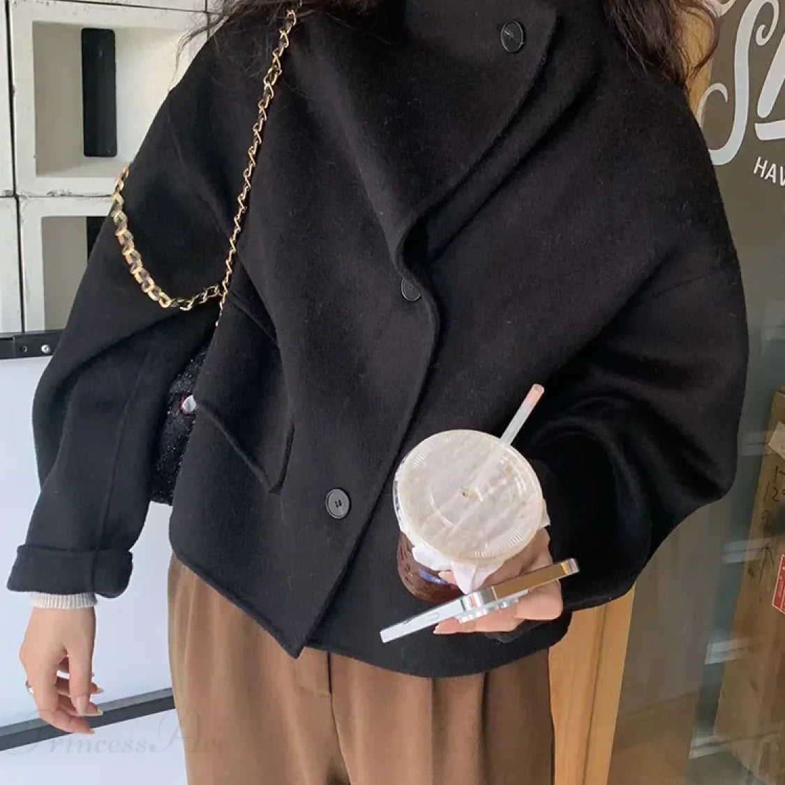 Vinterfrakke i uld med opretstående krave og lukning med én knap