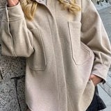 Afslappet kort frakke med krave i uldblanding