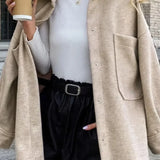 Afslappet kort frakke med krave i uldblanding