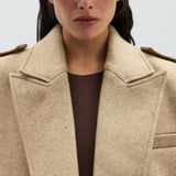 Frakke med skulderpuder og hakkede reverser i en uldblanding