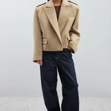 Frakke med skulderpuder og hakkede reverser i en uldblanding