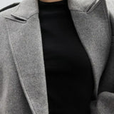 Frakke med skulderpuder og hakkede reverser i en uldblanding