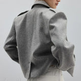 Frakke med skulderpuder og hakkede reverser i en uldblanding