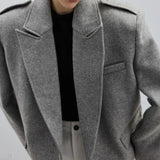 Frakke med skulderpuder og hakkede reverser i en uldblanding