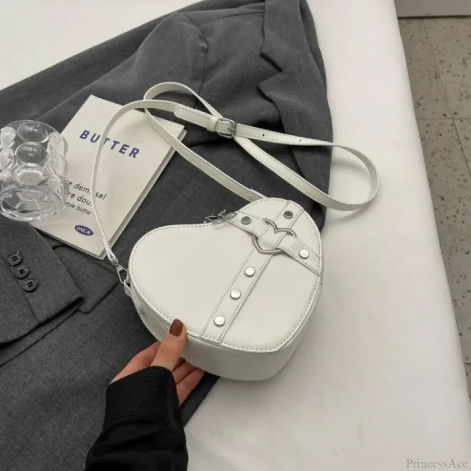 Hjerteformet crossbody-taske med nitter Y2K