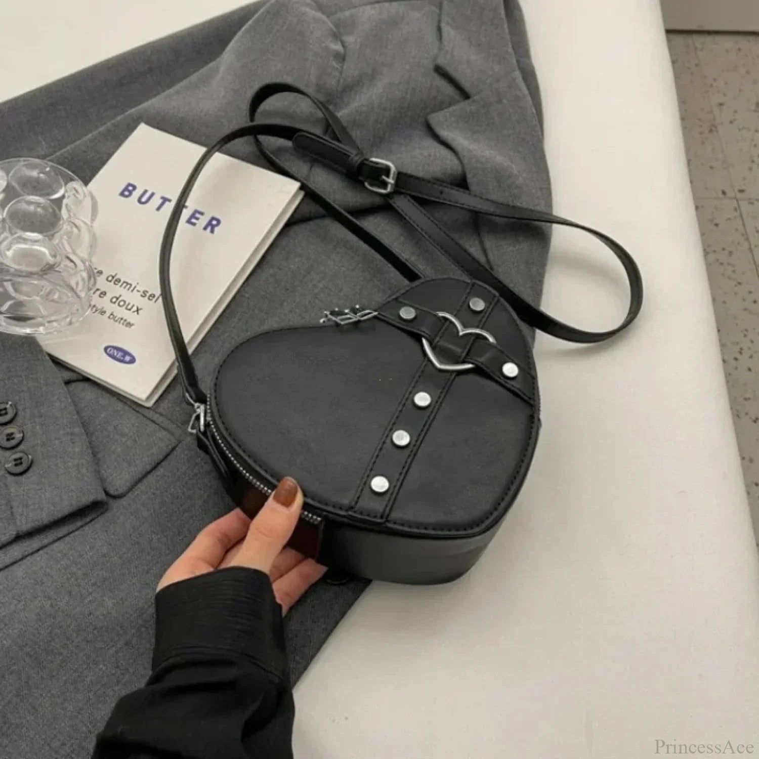 Hjerteformet crossbody-taske med nitter Y2K