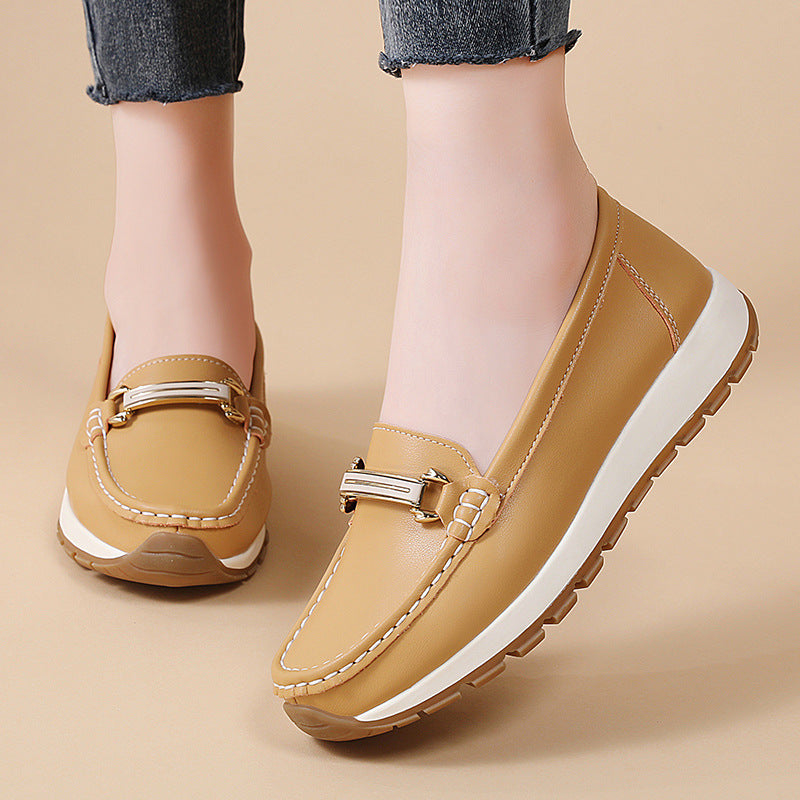 Beige damemokkasiner med guldspænde og polstret sål