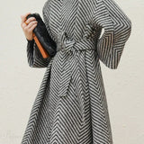 Trapezformet frakke med bælte i zigzag-mønstret uld