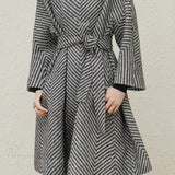 Trapezformet frakke med bælte i zigzag-mønstret uld