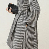 Trapezformet frakke med bælte i zigzag-mønstret uld