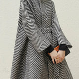 Trapezformet frakke med bælte i zigzag-mønstret uld